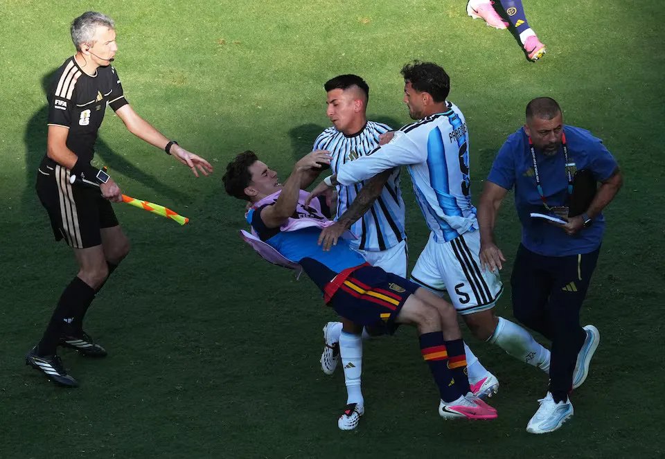 KodoBall's tweet photo. 🚨BREAKING: FIFA resmi mengusut Asosiasi Sepak Bola Argentina (AFA) atas dugaan serangkaian pelanggaran disiplin di Piala Dunia 2026! 🚨

Mulai dari spanduk politik Kepulauan Malvinas usai laga vs Inggris, chant diskriminatif, sampai kericuhan antarpemain di partai final ikut masuk radar investigasi.

Are we looking at a heavy ban or just another slap on the wrist?