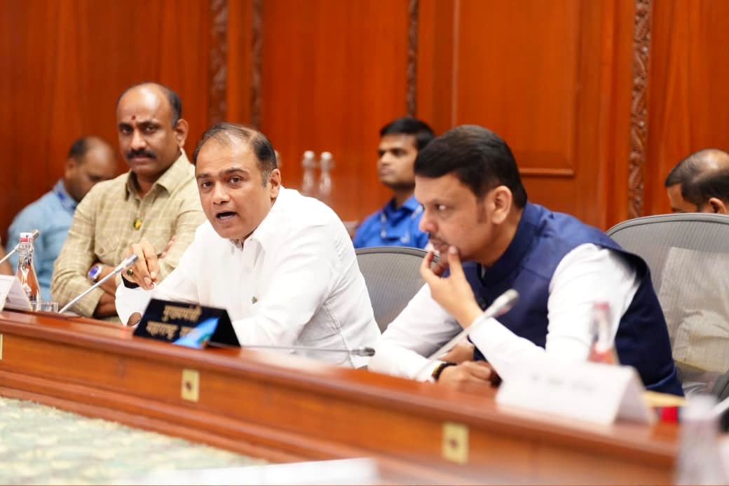 DRPANKAJBHOYAR's tweet photo. आज राज्याचे माननीय मुख्यमंत्री श्री देवेंद्रजी फडणवीस साहेब यांच्या प्रमुख उपस्थितीत प्रधानमंत्री आवास योजना व म्हाडा अंतर्गत विविध विकास प्रकल्प व शासनाच्या योजनांच्या प्रभावी अंमलबजावणीसंदर्भात आढावा बैठक संपन्न झाली.

बैठकीत विविध प्रकल्पांची सद्यस्थिती, प्रलंबित कामे, निधीचा विनियोग तसेच योजनांची प्रभावी अंमलबजावणी याबाबत सविस्तर चर्चा करण्यात आली. संबंधित अधिकाऱ्यांना कामांमध्ये गती आणून सर्व प्रकल्प वेळेत पूर्ण करण्याच्या तसेच पात्र लाभार्थ्यांपर्यंत शासनाच्या योजनांचा लाभ प्रभावीपणे पोहोचविण्याच्या सूचना देण्यात आल्या.