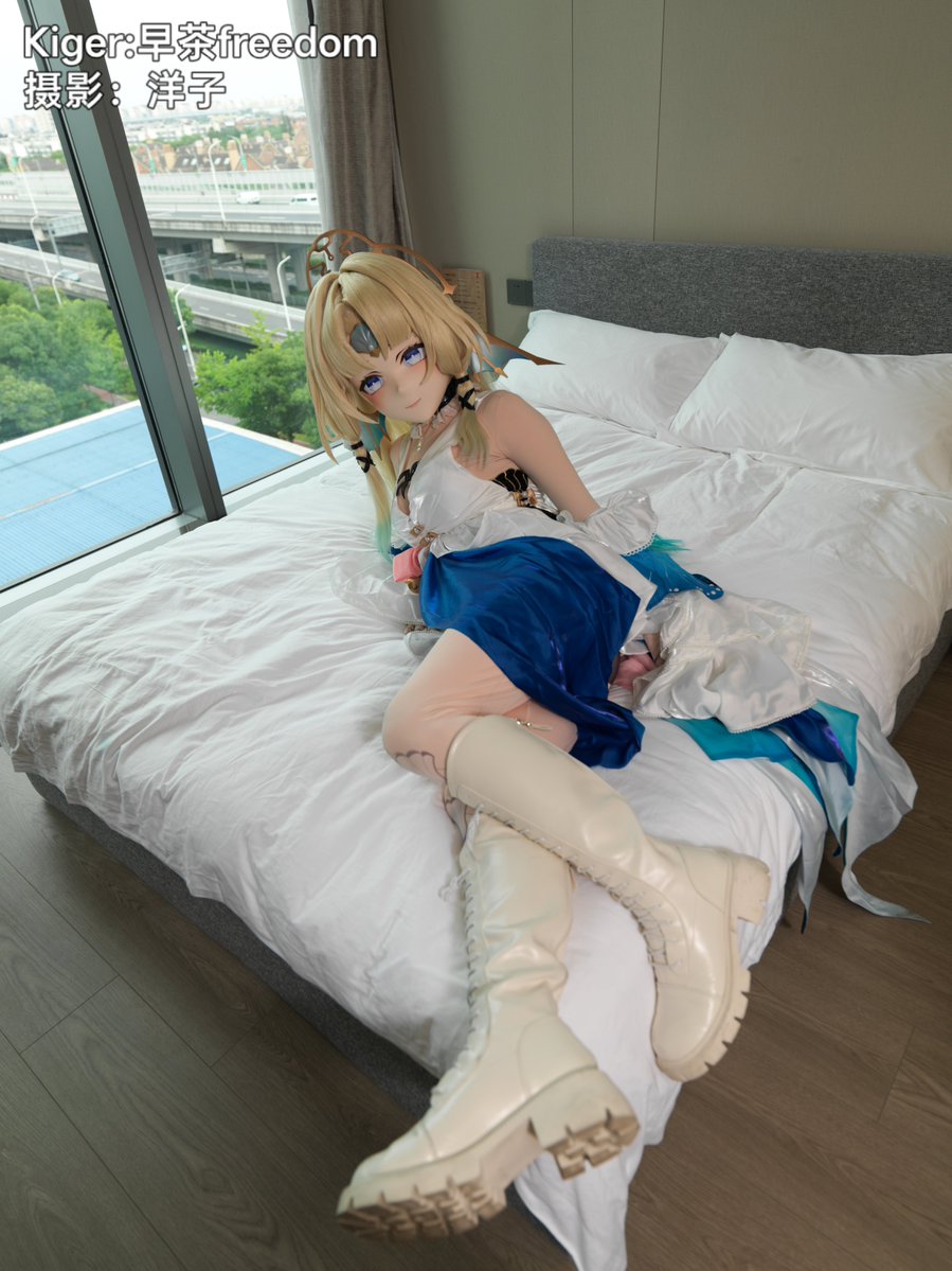 ZaoChaFreedom's tweet photo. @kiglover_site 哈哈哈哈，看到自己了
破产女高管在米哈游楼下卖水 https://t.co/wK30nZu2Aq