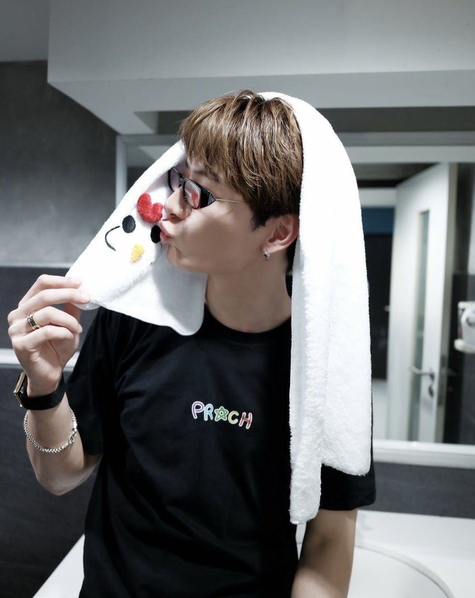 XingXing_R's tweet photo. พี่คะ ME MINE ไม่มีคนใส่ด้วยมันก็เศร้าจะแย่แล้ว นี่พี่ยังจะให้หนูรู้สึกกับผ้าเช็ดผมอีกหรอ 😔

#คริสสิงโต https://t.co/5HRu7DyDAL