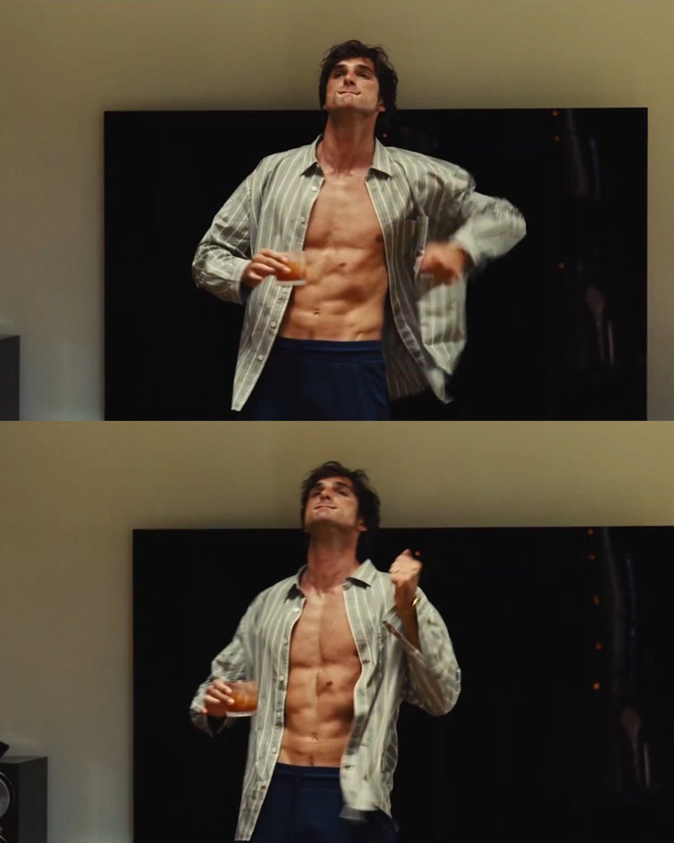 Plancoller's tweet photo. @indiehamlet LMAOOOO!! I mn he's less buff but wayy more sexier thn tht ratmothee 😏 https://t.co/9dHOvcjZMY