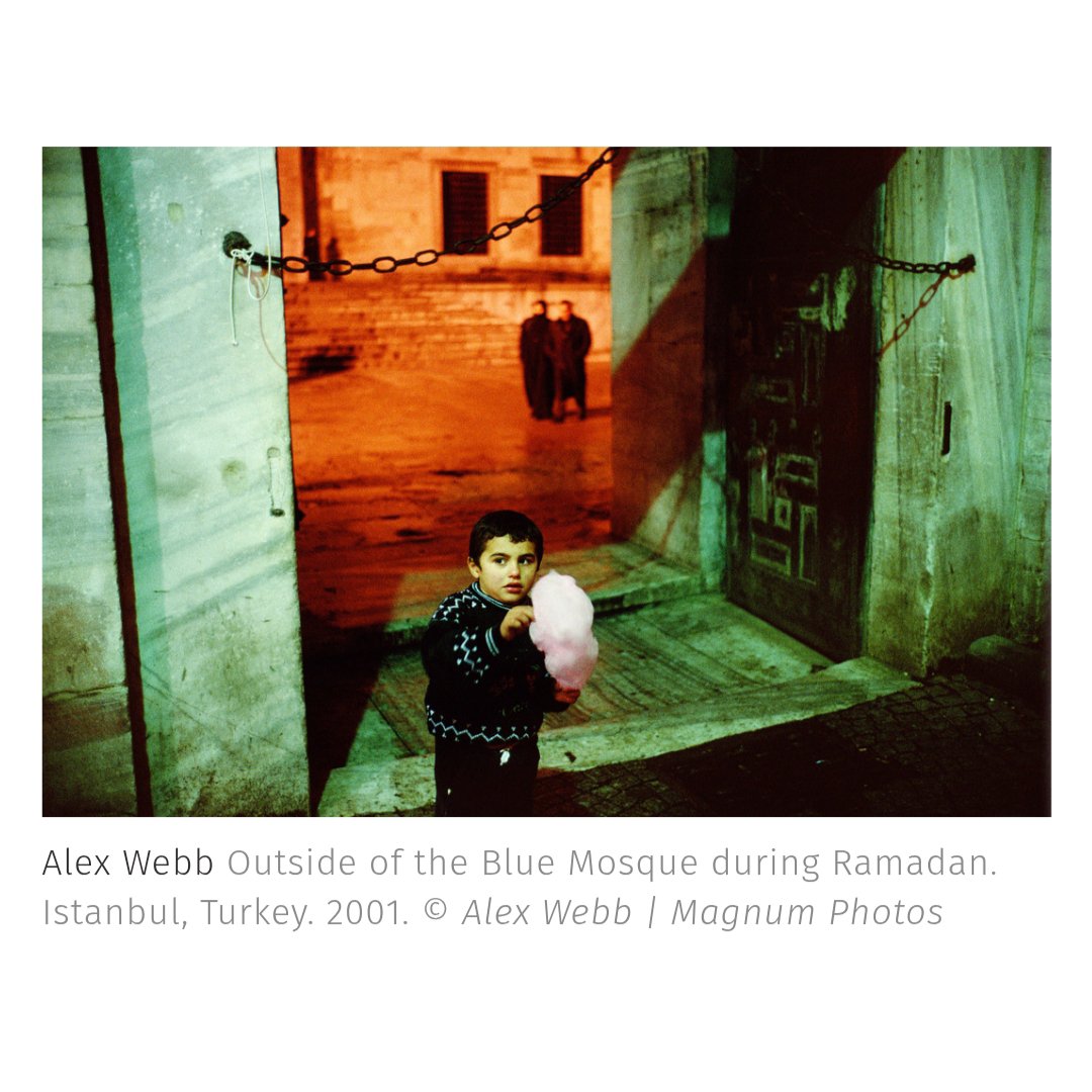 politikbaykuuss's tweet photo. 📸 #fotobaykus | Alex Webb 

"Benim için fotoğraf çekmek bir arayıştır; ne aradığınızı bilmediğiniz bir arayış..." 

👉 Alex Webb katmanlı kompozisyonlar oluşturduğu fotoğraflarda birçok farklı coğrafyanın hikayesini anlatır. Gölgeler ve renklerle düzenli bir karmaşa yaratan sanatçının eserlerinde özellikle sınır kentlerinde yaşananlar, göç, yoksulluk ve toplumsal kırılmaların gündelik yaşam içindeki etkileri görülebilir.