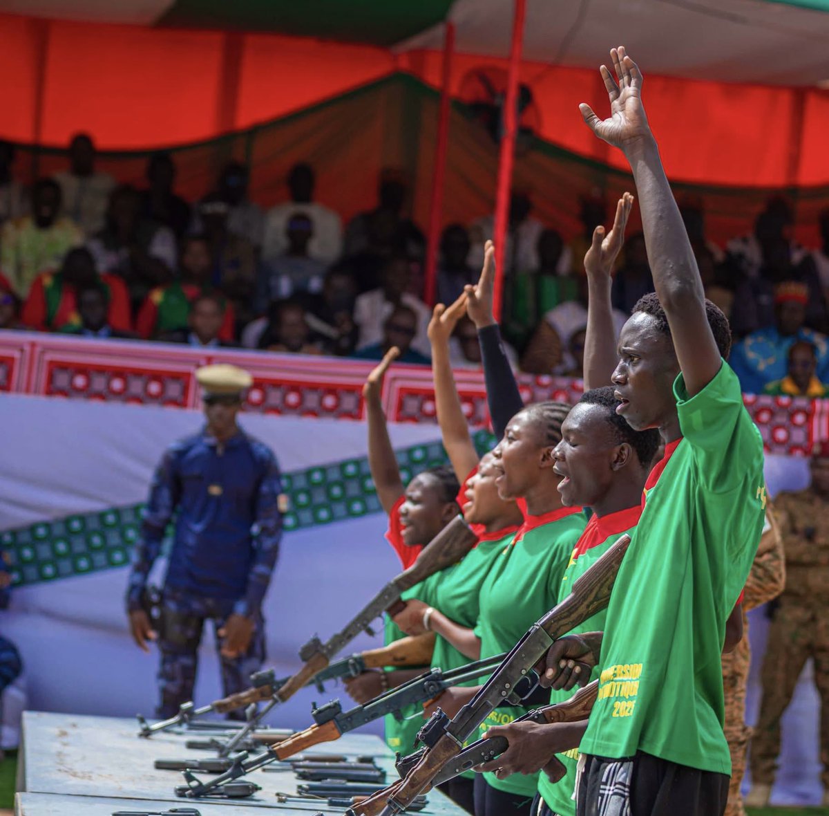 Nath_Yamb's tweet photo. 2e cohorte de l’immersion patriotique avec 65.000 bacheliers. On apprend la géopolitique, l’histoire, le patriotisme et le maniement des armes. Ibrahim Traoré a tout compris: le Burkina Faso sera prêt pour le jour J. Avis aux impérialistes et à leurs mercenaires terroristes. https://t.co/y0oDK6mpt5