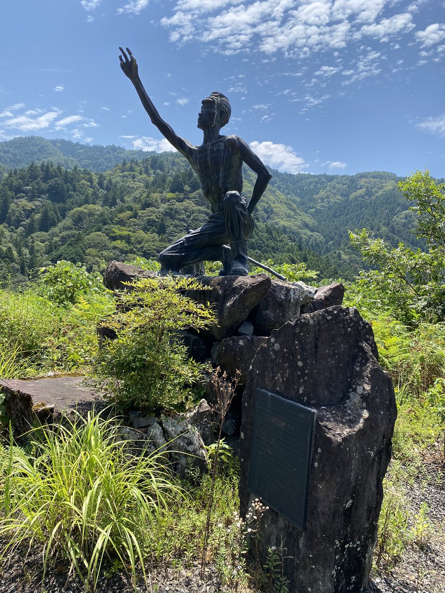 Ehime_yo1945's tweet photo. 本日、会員数名で、高知県津野町立東津野中学校附近にあるシベリア抑留慰霊碑を訪問しました。
この慰霊碑は、全国強制抑留者協会高知県連(現在は解散)により平成11年に建立されたものです。
今年2月に当会で調査をしており、詳細は以下のURLよりご覧いただけます。
https://t.co/7WzSmh4axt https://t.co/jq04iUVqGv