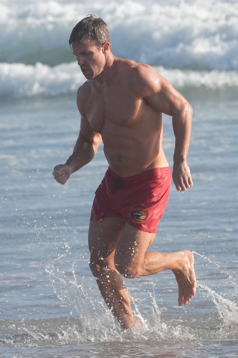theycallmehalo's tweet photo. This Golden God comes out of the water and walks towards you... what do you do? #Baywatch #StephenAmell https://t.co/bGuD5serUc