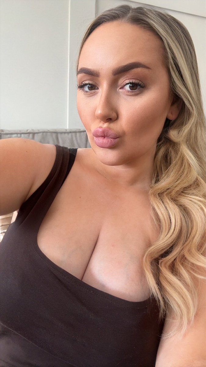 goddessblondi3x's tweet photo. Hm no I think I’ll just sit here looking hot while you send me money mindlessly https://t.co/Rln5Sm79ZR