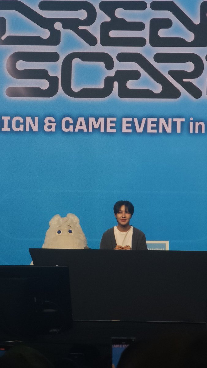 yellowwoodland's tweet photo. one of my favorite renjunxmoomin moment is when the staffs made big moomin site beside renjun😭😭😭 https://t.co/u3PvOnX3QT