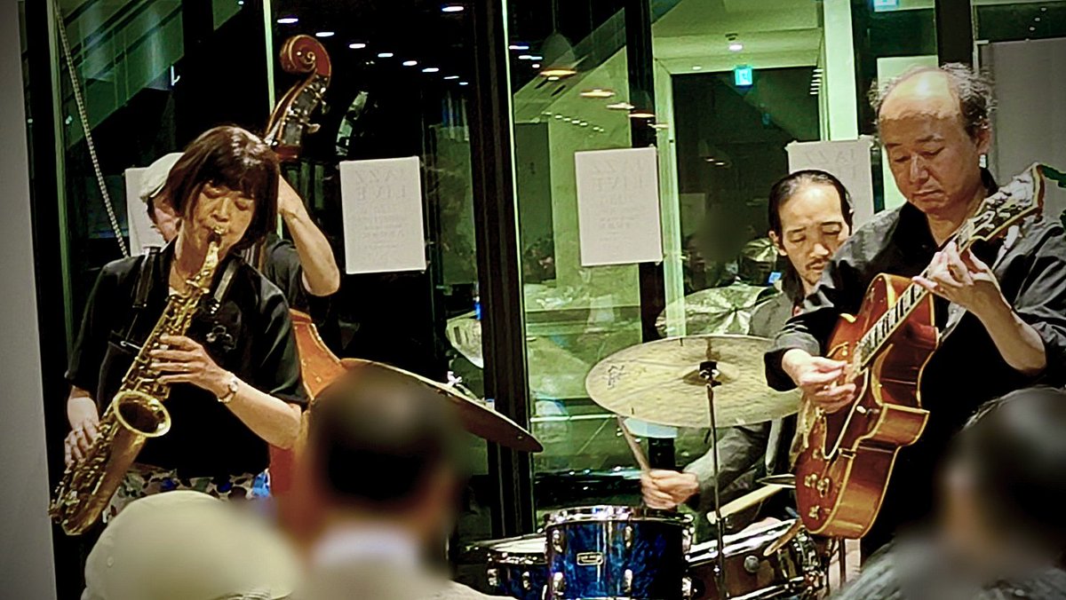 373_megrock's tweet photo. Kanda Coffeeマスター主催の素敵なジャズライブ今夜はときおり雷鳴がSEとなる嵐を呼ぶ演奏でしたがここ数日の猛暑を忘れさせるクールな音楽に聴き入ってしまいました。マスター今回もありがとうございました。最高の真夏の夜になりました。 https://t.co/dfA4Rca9Mw