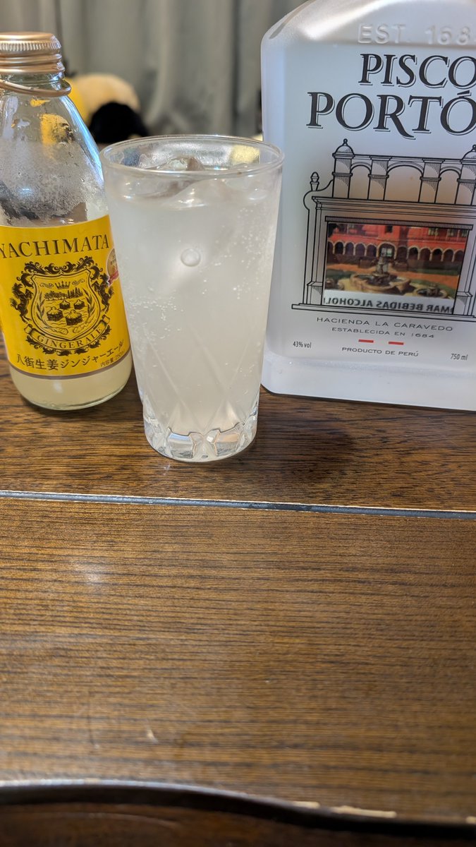 kakaotti's tweet photo. #晩酌　#ピスコ　#八街ジンジャーエール　#ジンジャーエール　#八街市
久しぶりのピスコ。ジンジャーエールで割ると飲みやすいです(⌒▽⌒) https://t.co/eoy1DgljLS