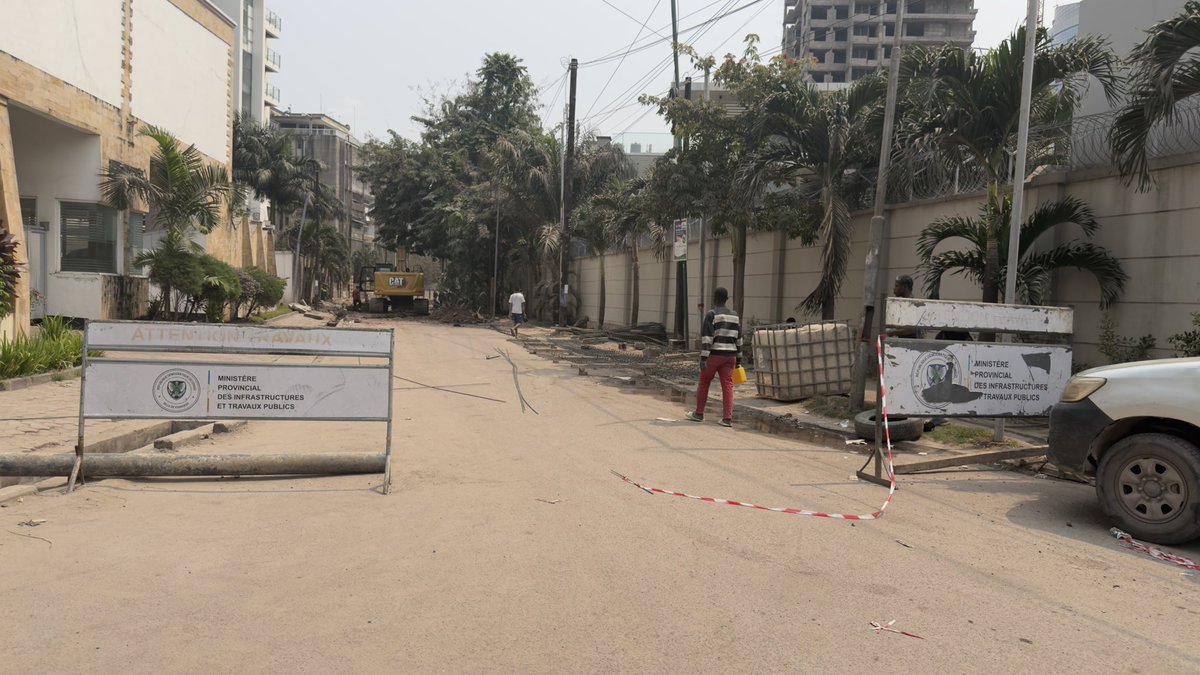 LitsaniChoukran's tweet photo. Bumba est en train de construire des routes,  on dirait quelqu’un qui cherche un 6ème mandat boye? Mua critique mukie kaka o tomboki boye ya Daniel!? https://t.co/mPvDt2rIYz