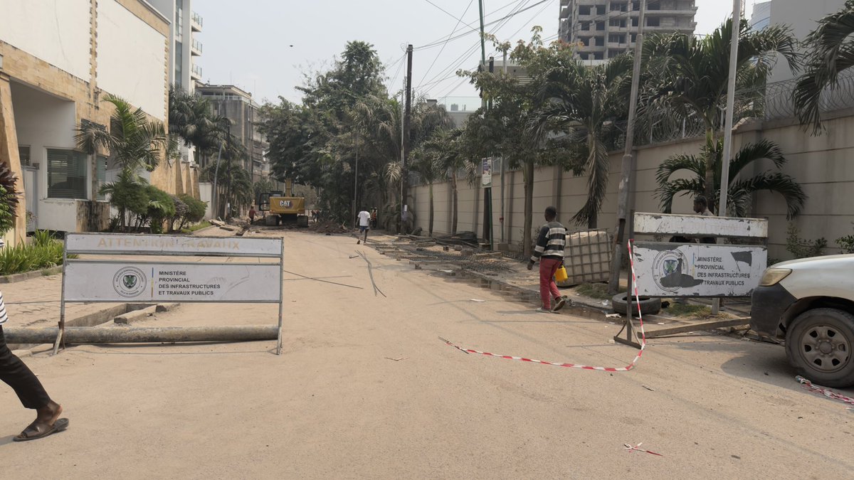 LitsaniChoukran's tweet photo. Bumba est en train de construire des routes,  on dirait quelqu’un qui cherche un 6ème mandat boye? Mua critique mukie kaka o tomboki boye ya Daniel!? https://t.co/mPvDt2rIYz