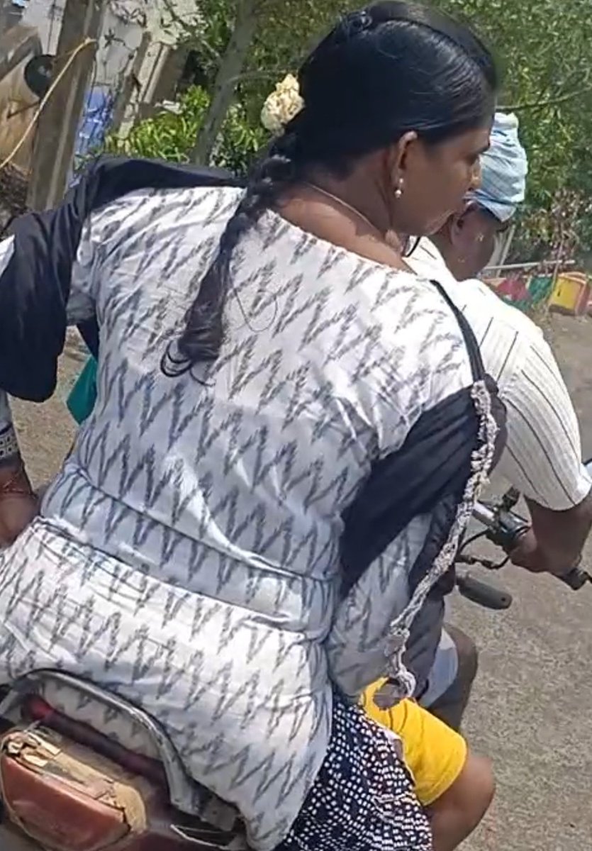 koluthasoothu_'s tweet photo. நடுவுல இருக்க சின்ன பையன கீழ இறக்கி விட்டுட்டு ஆண்ட்டி அ கொஞ்சம் தள்ளி உக்கார சொல்லிட்டு ஆண்ட்டிக்கு பின்னாடி ஏறி உக்காந்து சவாரி செய்யணும்🍑🫦🍌 https://t.co/Wvpu6wnjDp