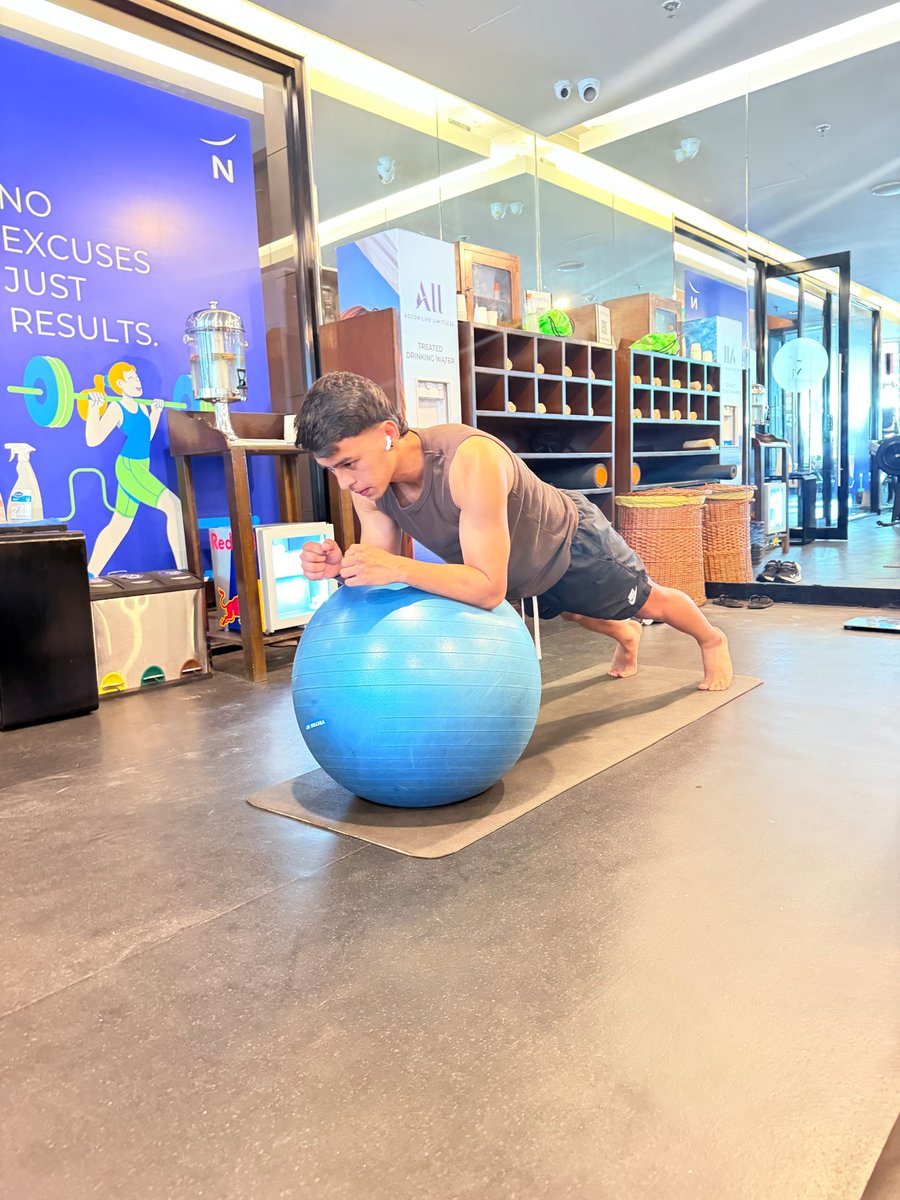 RohitDanuIFB's tweet photo. Without 𝐬𝐞𝐥𝐟-𝐝𝐢𝐬𝐜𝐢𝐩𝐥𝐢𝐧𝐞, success is impossible. Period.

😎🏋️💪⚽

#Gym #GymMotivation #DurandCup #IndianFootball #RohitDanu #JoyEastBengal ❤️💛 https://t.co/alLObCtCnD