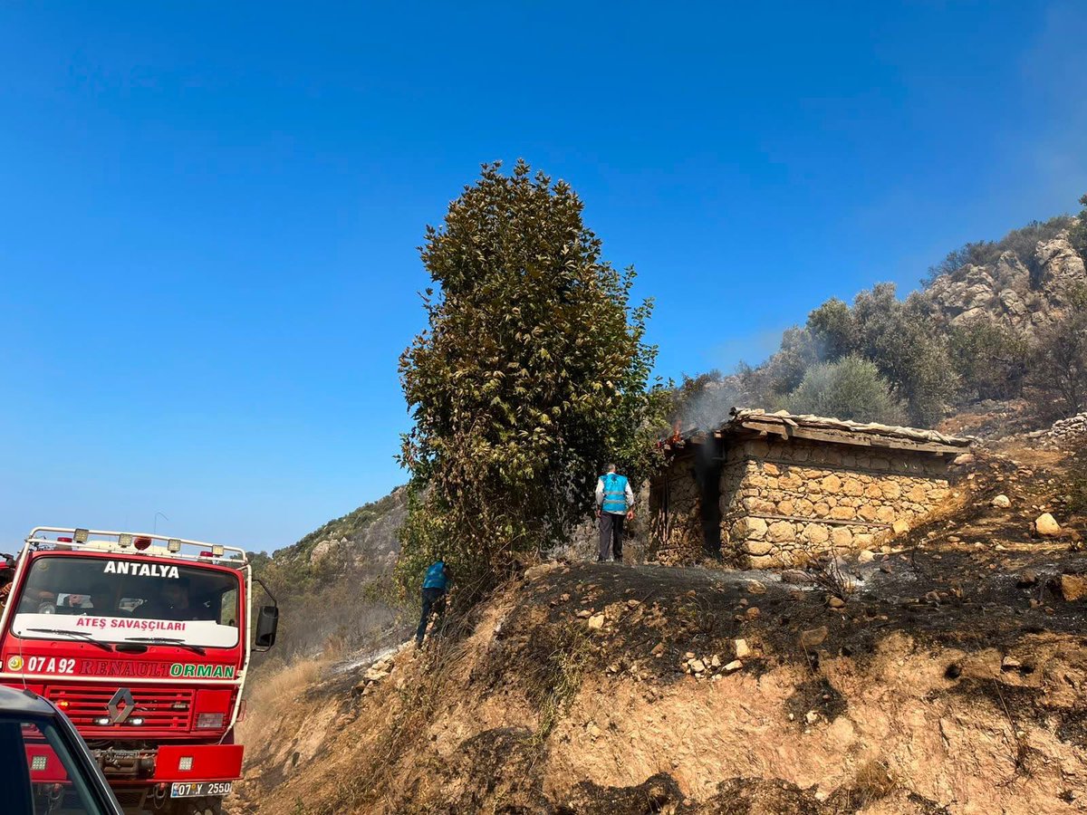 Ulku_Ocaklari's tweet photo. 📍Antalya 

Ülkü Ocakları Antalya İl Başkanlığı tarafından, Kaş/Üzümlü ve Çayköy Mahalleleri’nde meydana gelen yangınlarda devletimizin ilgili kurumlarıyla koordinasyon sağlanarak; söndürme, soğutma ve yardım çalışmalarında bulunuldu. https://t.co/fbPbjNAmgH