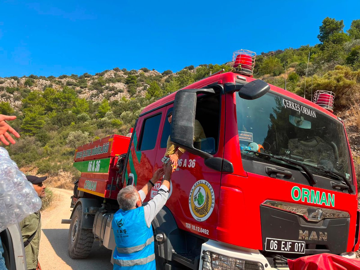 Ulku_Ocaklari's tweet photo. 📍Antalya 

Ülkü Ocakları Antalya İl Başkanlığı tarafından, Kaş/Üzümlü ve Çayköy Mahalleleri’nde meydana gelen yangınlarda devletimizin ilgili kurumlarıyla koordinasyon sağlanarak; söndürme, soğutma ve yardım çalışmalarında bulunuldu. https://t.co/fbPbjNAmgH