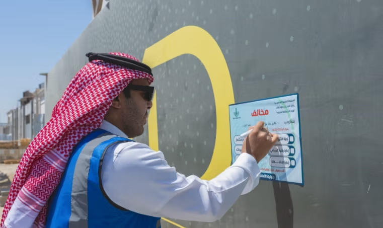 Restatex_Voice's tweet photo. بلدية #الخبر ترصد أكثر من 50 مخالفة في مواقع البناء بحي الراكة الجنوبية، ضمن جهودها لتعزيز الالتزام بالأنظمة البلدية وتحسين المشهد الحضري.
 أبرز المخالفات المضبوطة:
▫️ عدم إحاطة مواقع الإنشاء بالأسوار
▫️ تخزين مواد البناء في الطرق والساحات
▫️ تجاوز اشتراطات البناء أثناء التنفيذ https://t.co/eg3fjhjL8W