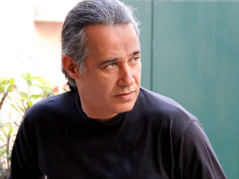 PanagiotisMylo6's tweet photo. Και δεν είσαι ο μόνος..
Χάνεται η Ελλάδα μας και το Έθνος κάτω από τα πόδια μας..

ΠΑΝΤΕΛΗΣ ΘΑΛΑΣΣΙΝΟΣ ...Ναι ...Ντρέπομαι ...

Ντρέπομαι που πήγα φαντάρος. Ντρέπομαι που δεν μπορώ παρά να πληρώνω το Κράτος, χωρίς να αποζημιώνει στο ελάχιστο. Ντρέπομαι να λέω ότι η Ελλάς είναι Κράτος και εκχωρεί τα πάντα σε ιδιωτικές εταιρίες. Αρχαία, Νερό, Ενέργεια, δρόμους-Διόδια, Νοσοκομεία, σε λίγο και η Αστυνομία.
Τ’ αρχαία ρε; Σε Ιδιώτες;
Να ξέρετε πώς το ψήφισαν και αυτό, εσείς περιμένετε, να τους τιμωρήσετε, στις εκλογές.. ή να τους κάψει ο Θεός..
Δηλαδή σε μένα και τους ομοίους μου, τι ανήκει; Μάλλον η ντροπή, γιατί είμαι ο μόνος που δεν είμαι περήφανος γι αυτό που γίνεται για μας, χωρίς εμάς.
Ντρέπομαι που μ’ έβαζαν να διαβάζω για το 21 και για το Βυζάντιο και για τον Αρχαίο πολιτισμό.
Υ.Γ. Ντρέπομαι για το ποίημα που είπα στο Δημοτικό.
Pantelis Thalassinos