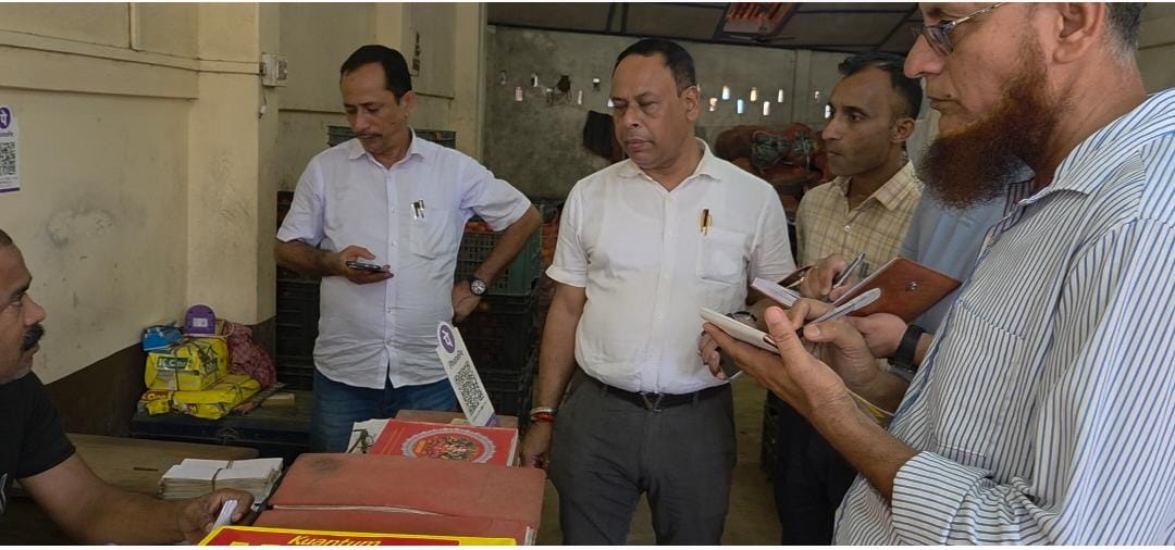 Dcsribhumi's tweet photo. As part of the ongoing drive to prevent artificial price rise, illegal hoarding and ensure fair market practices, the District Level Task Force (DLTF), Sribhumi today conducted an extensive inspection across Santar Bazar, Masjid Road and Bazar Kalibari. https://t.co/1pwxDvw2iz