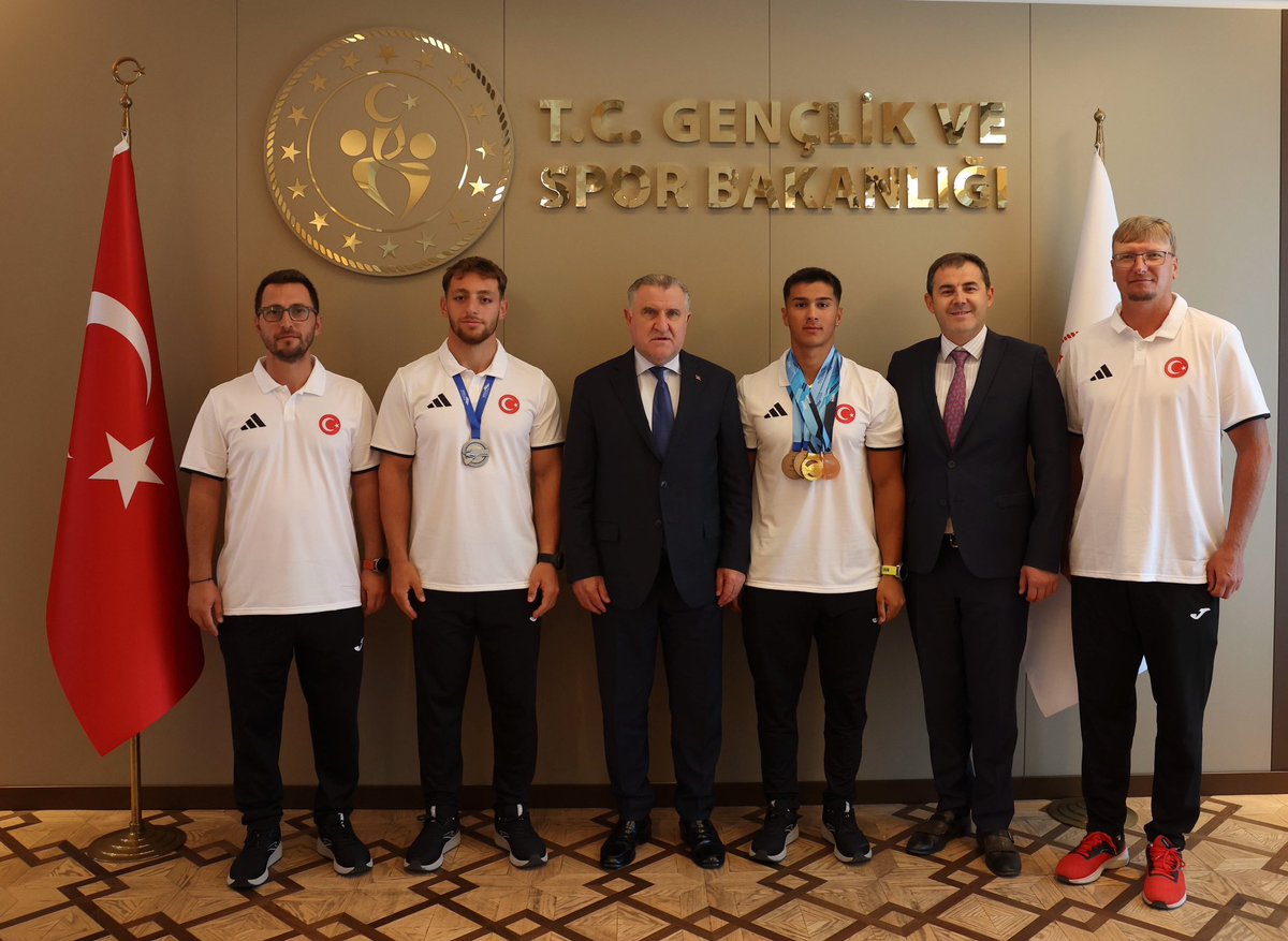 OA_BAK's tweet photo. Başarılarıyla Türk sporunu ileriye taşıyan genç kanocularımızı ağırladık.🇹🇷

Uluslararası organizasyonlarda göğsümüzü kabartan millî sporcularımızı ve emeği geçen herkesi yürekten tebrik ediyorum.🛶

Sporcularımızın her daim yanında, hep destekçisiyiz!🙋🏻‍♂️ https://t.co/DSA1WfhCb0
