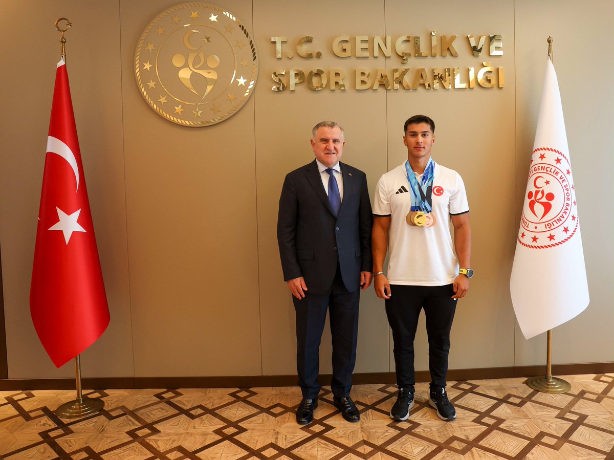 OA_BAK's tweet photo. Başarılarıyla Türk sporunu ileriye taşıyan genç kanocularımızı ağırladık.🇹🇷

Uluslararası organizasyonlarda göğsümüzü kabartan millî sporcularımızı ve emeği geçen herkesi yürekten tebrik ediyorum.🛶

Sporcularımızın her daim yanında, hep destekçisiyiz!🙋🏻‍♂️ https://t.co/DSA1WfhCb0
