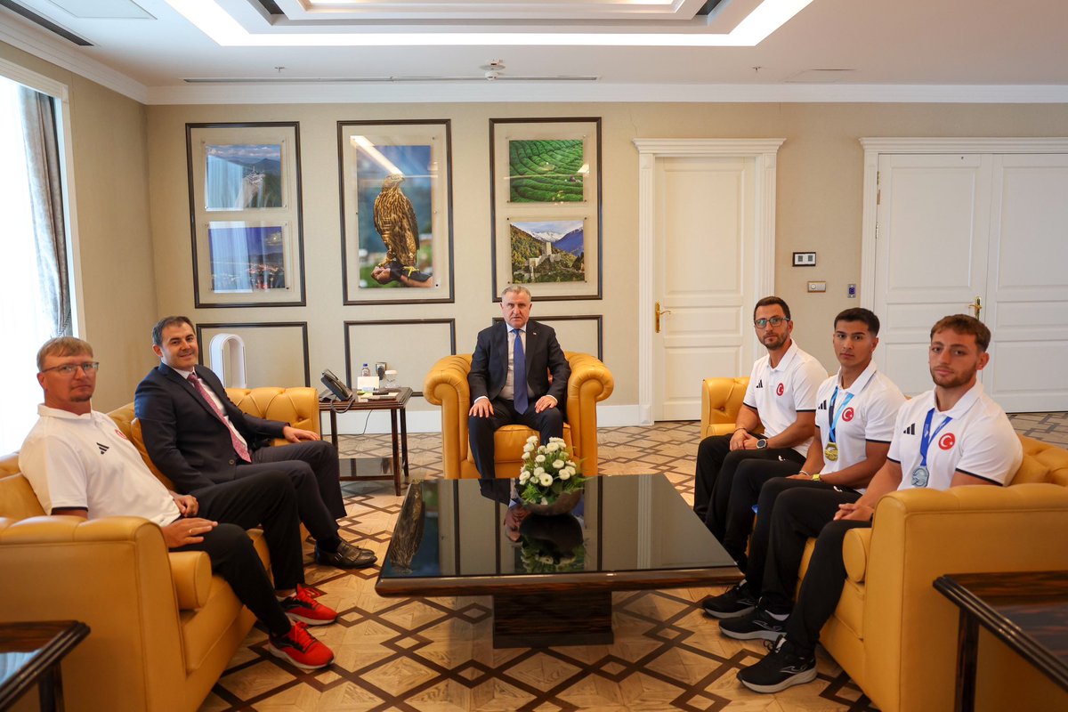 OA_BAK's tweet photo. Başarılarıyla Türk sporunu ileriye taşıyan genç kanocularımızı ağırladık.🇹🇷

Uluslararası organizasyonlarda göğsümüzü kabartan millî sporcularımızı ve emeği geçen herkesi yürekten tebrik ediyorum.🛶

Sporcularımızın her daim yanında, hep destekçisiyiz!🙋🏻‍♂️ https://t.co/DSA1WfhCb0