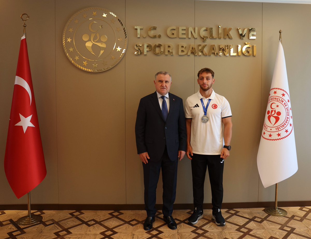 OA_BAK's tweet photo. Başarılarıyla Türk sporunu ileriye taşıyan genç kanocularımızı ağırladık.🇹🇷

Uluslararası organizasyonlarda göğsümüzü kabartan millî sporcularımızı ve emeği geçen herkesi yürekten tebrik ediyorum.🛶

Sporcularımızın her daim yanında, hep destekçisiyiz!🙋🏻‍♂️ https://t.co/DSA1WfhCb0