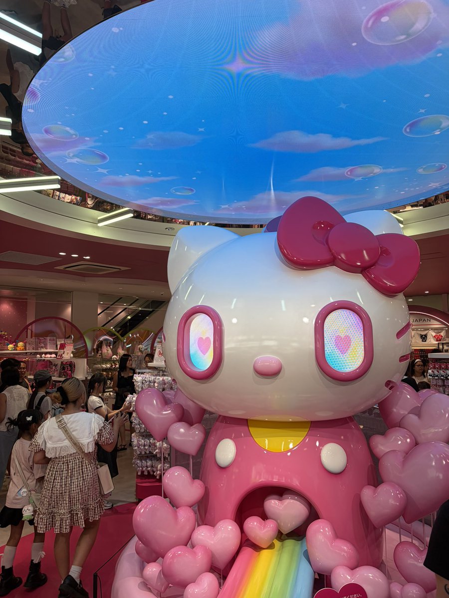 maachikochan's tweet photo. 原宿竹下通りのサンリオショップ激混み😳優待券を使って買い物🛍️実用的なエコバッグ購入。美容室でメンテナンスして、帰りにエルメス寄るも定休日。シャネルでいい物見つけたのでゲット😁しかし外国人多いですね。 https://t.co/JRObBRJBcD