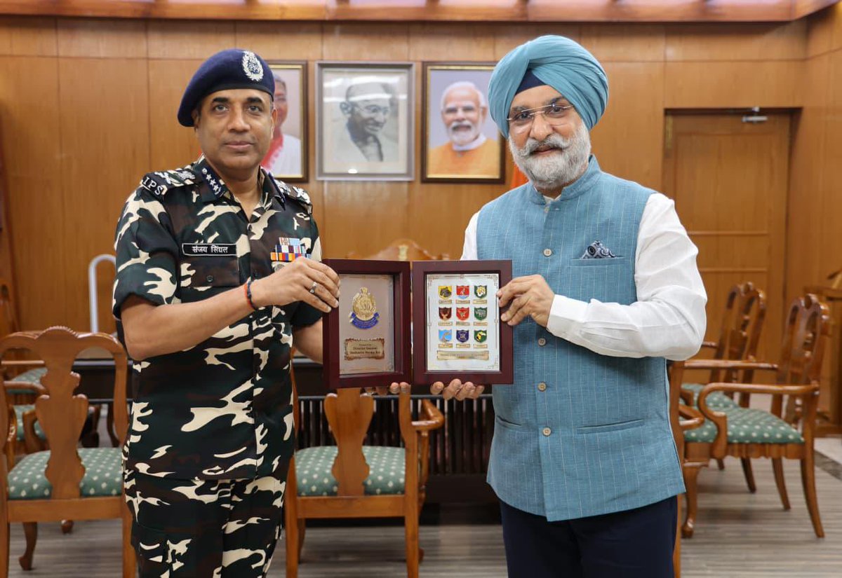 LokNiwasDelhi's tweet photo. Shri. Sanjay Singhal, Director General, @SSB_INDIA, called on Hon'ble @LtGovDelhi, Sardar @SandhuTaranjitS, at @LokNiwasDelhi today. https://t.co/B1Zy7LMKwu