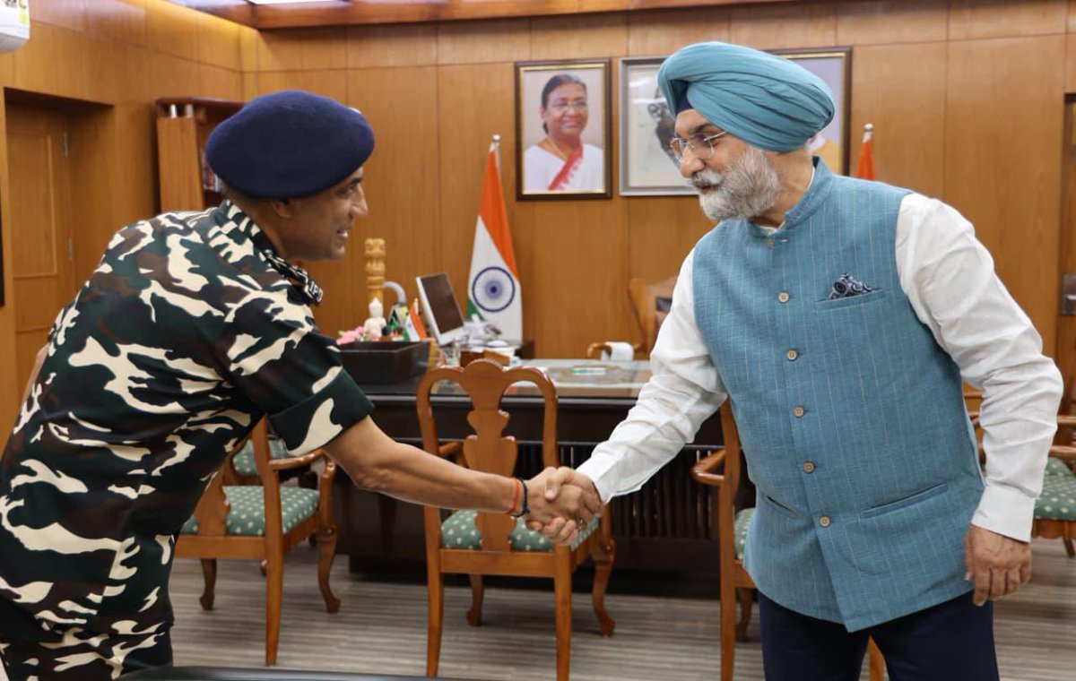 LokNiwasDelhi's tweet photo. Shri. Sanjay Singhal, Director General, @SSB_INDIA, called on Hon'ble @LtGovDelhi, Sardar @SandhuTaranjitS, at @LokNiwasDelhi today. https://t.co/B1Zy7LMKwu