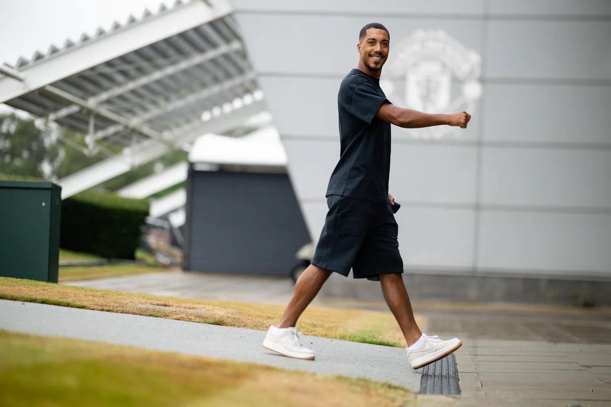 FrankEra_'s tweet photo. Youri Tielemans is BACK at Carrington. 🤩🇧🇪 https://t.co/VQgGQjmWtT