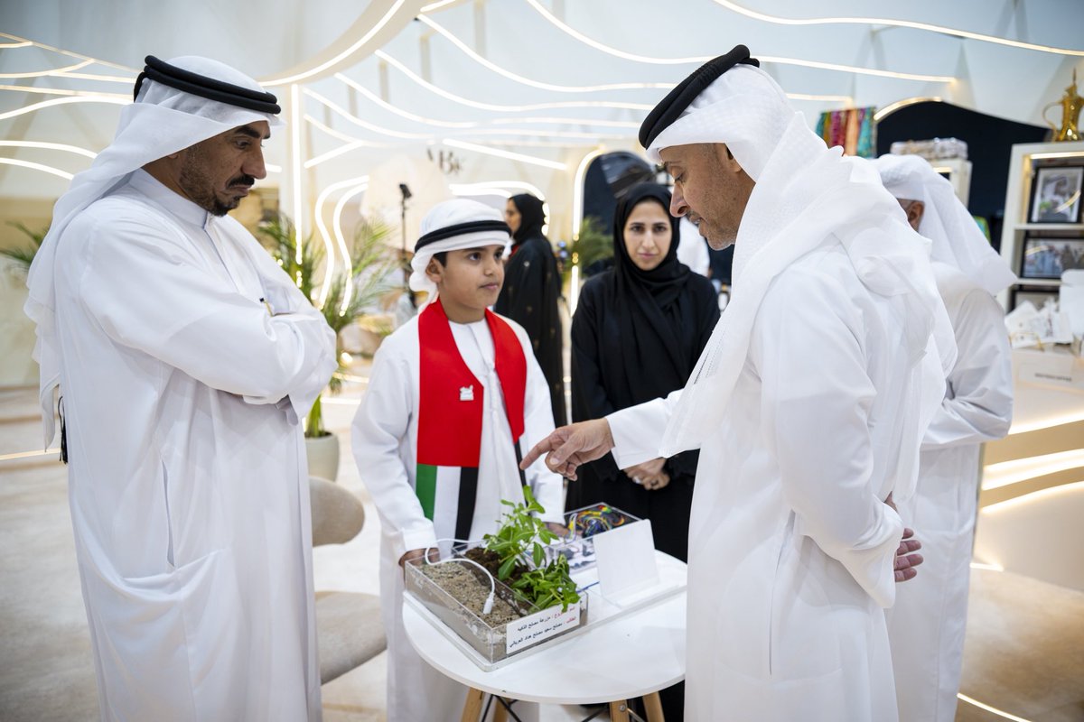 AARD_AE's tweet photo. هزاع بن زايد يزور الدورة الأولى من "مهرجان العين للرطب"، التي تنظِّمها هيئة أبوظبي للتراث في "الصاروج بارك" في منطقة العين، وتستمر فعالياتها حتى 31 يوليو الجاري. المهرجان يحتفي بالإنتاج الزراعي المحلي ويُسلِّط الضوء على مكانة النخلة في الموروث الإماراتي والهوية الوطنية. https://t.co/2IWR7SSIkS