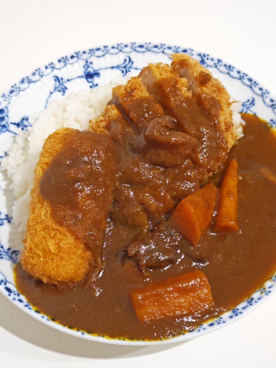 oluha0610's tweet photo. こんばんわ🌔
*鯖缶(陸前高田の高校ブランド)×(おうち🫑&おうち🥒)≒パリパリピーマン(オリーブオイルと黒胡椒)&春雨胡瓜サラダ(ゴマ油とポン酢)
*(まだまだ続くよ)コロッケメンチカツカレー(揚げ物は既成品)
#おうちごはん
#キッチンごっこ
#homemadecooking #kitchenplay https://t.co/Wvzb9zvYzL