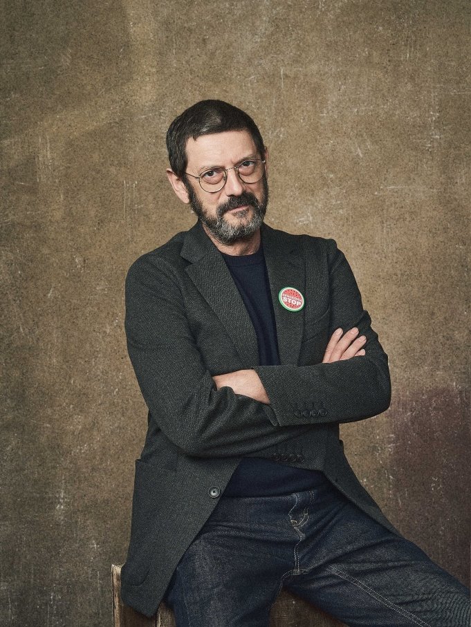 sansebastianfes's tweet photo. Muy tristes por el fallecimiento del grandísimo actor Manolo Solo, un rostro habitual en los últimos años y muy querido en nuestro Festival. Ganador de un Goya por 'Tarde para la ira' (2016), obtuvo galardones y nominaciones a varios premios por trabajos presentados en el @sansebastianfes como 'La isla mínima' (2014), 'El buen patrón (2021), 'Cerrar los ojos' (2023) o 'Una quinta portuguesa' (2025), entre otros.

💔 Desde el Festival mandamos un abrazo enorme a todos sus familiares, amigos y compañeros.