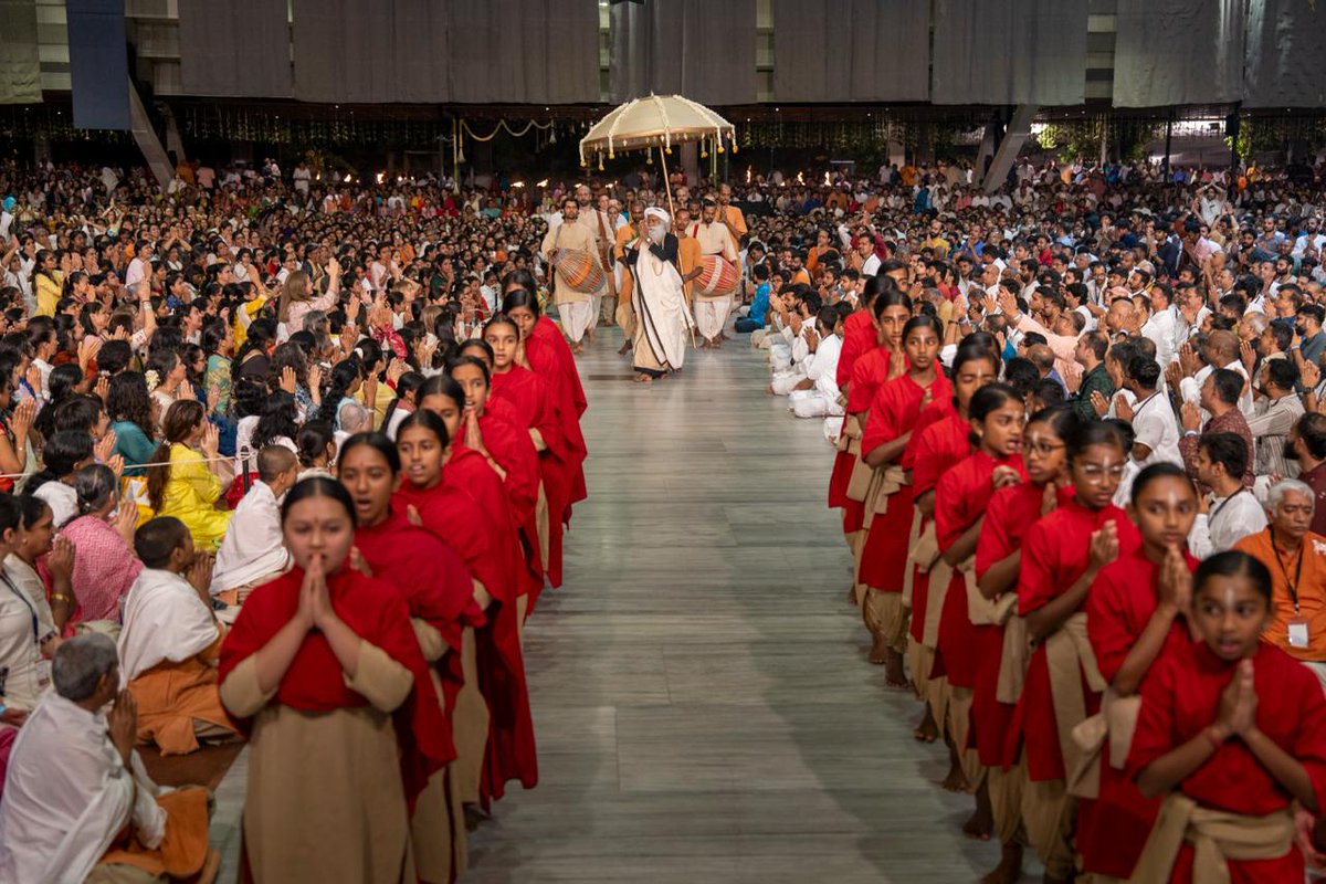 ishafoundation's tweet photo. Tears of devotion. Rhythms of ecstasy. Moments of profound stillness. Guru Purnima at Isha Yoga Center unfolded in Sadhguru's presence. A day where every breath became an offering, every celebration an expression of gratitude, and the opportunity to offer Guru Pooja to a living Guru, a sacred privilege beyond measure.