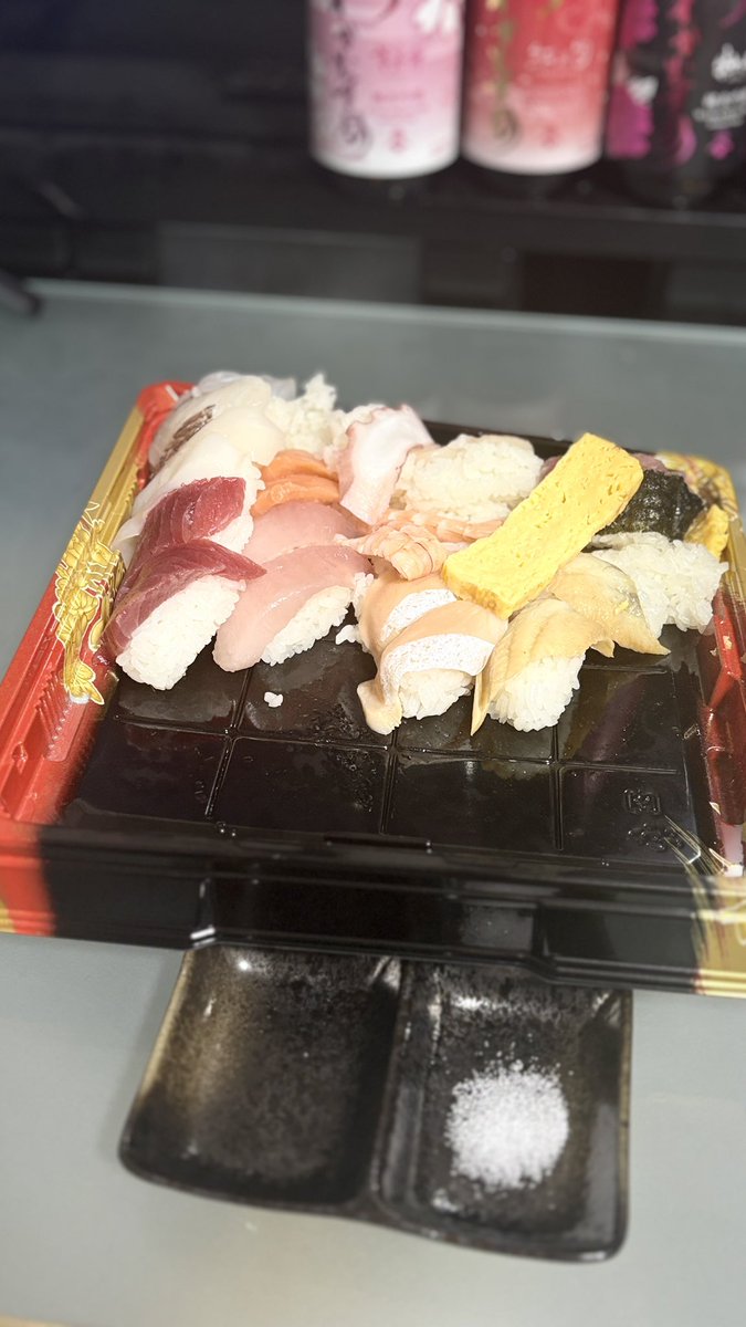 mktf_guy's tweet photo. ウーバー配達の方に崩れちゃいましたって謝られたけど、海鮮丼として食べれるから良き良き https://t.co/zEjIWcFfFp