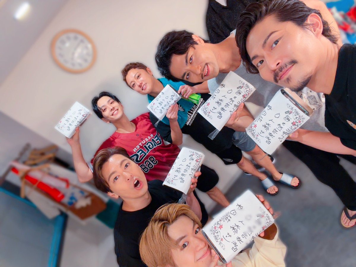 MITSUAKI_Field's tweet photo. マチソワ公演‼️
大変お暑い中、天候も不安定でお足元悪い中ご来場本当にありがとうございました‼️

今日はロイ様からお弁当の差し入れが🍱
『闇の刻印弁当』牛タンパワーで乗り切れました！！ありがとう✨

残り3公演🫖🫖🫖

#AGATHA #ミュージカルAGATHA

メンズショット📸

#黒羽麻璃央
#渡邉蒼
#上原理生
#原田優一
#丸山泰右
