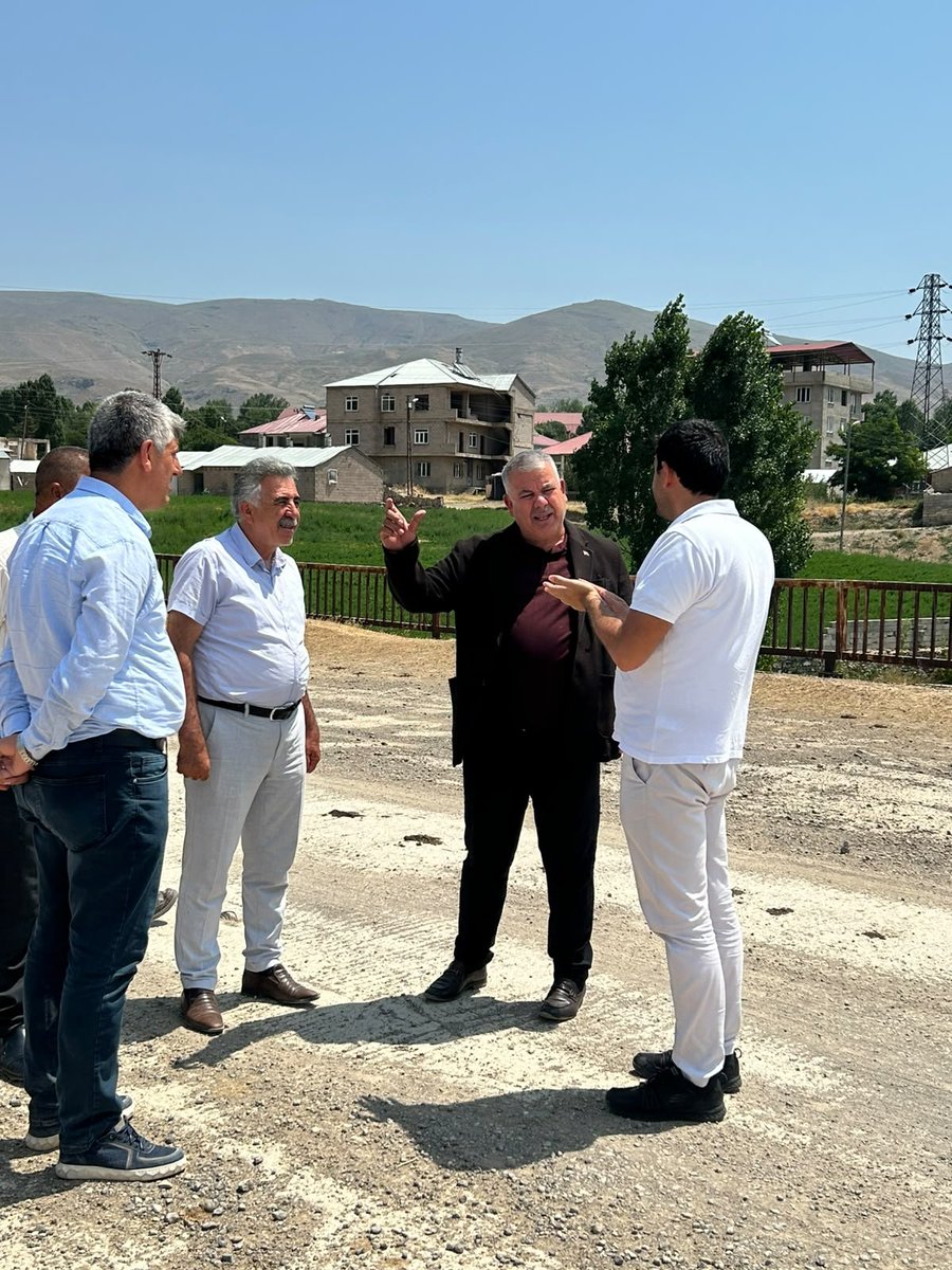 AKPartiMuradiye's tweet photo. İlçe Başkanımız Sn.@KutbettinDrmz65,Karayolları Başmühendisi Sn.İbrahim ALÇİÇEK  ile birlikte ilçe giriş yolunda incelemelerde bulundular.Kısa zaman içerisinde çalışmalarına başlatılacak yolu ilçemizin hizmetine kazandırmış olacağız.
@ArvasAbdulahat @Recep_ayd25 @abdulkerimince4 https://t.co/Z1JGKDRkqa