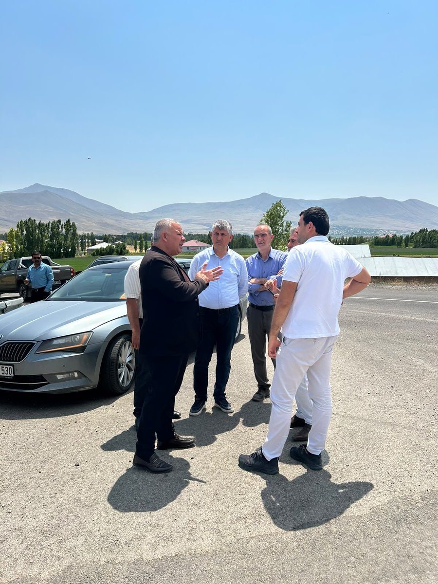 AKPartiMuradiye's tweet photo. İlçe Başkanımız Sn.@KutbettinDrmz65,Karayolları Başmühendisi Sn.İbrahim ALÇİÇEK  ile birlikte ilçe giriş yolunda incelemelerde bulundular.Kısa zaman içerisinde çalışmalarına başlatılacak yolu ilçemizin hizmetine kazandırmış olacağız.
@ArvasAbdulahat @Recep_ayd25 @abdulkerimince4 https://t.co/Z1JGKDRkqa