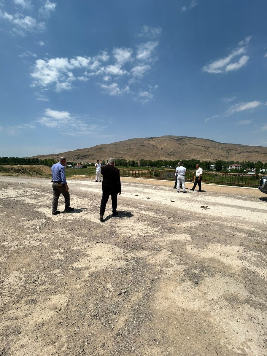 AKPartiMuradiye's tweet photo. İlçe Başkanımız Sn.@KutbettinDrmz65,Karayolları Başmühendisi Sn.İbrahim ALÇİÇEK  ile birlikte ilçe giriş yolunda incelemelerde bulundular.Kısa zaman içerisinde çalışmalarına başlatılacak yolu ilçemizin hizmetine kazandırmış olacağız.
@ArvasAbdulahat @Recep_ayd25 @abdulkerimince4 https://t.co/Z1JGKDRkqa