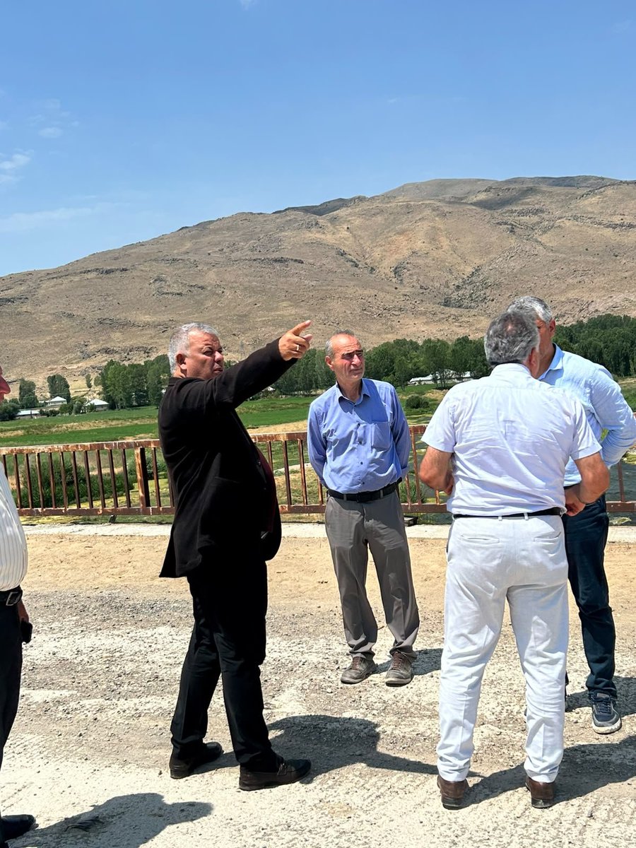AKPartiMuradiye's tweet photo. İlçe Başkanımız Sn.@KutbettinDrmz65,Karayolları Başmühendisi Sn.İbrahim ALÇİÇEK  ile birlikte ilçe giriş yolunda incelemelerde bulundular.Kısa zaman içerisinde çalışmalarına başlatılacak yolu ilçemizin hizmetine kazandırmış olacağız.
@ArvasAbdulahat @Recep_ayd25 @abdulkerimince4 https://t.co/Z1JGKDRkqa