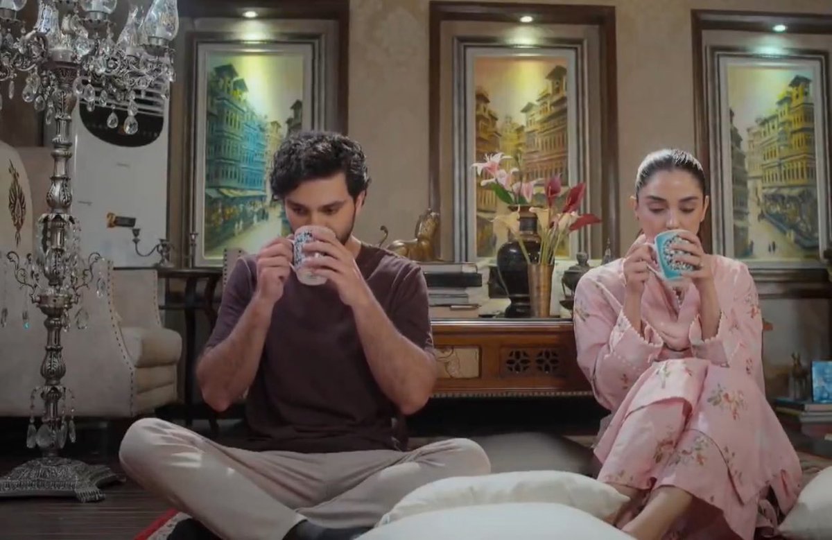 UzmaRS's tweet photo. THIS is literally what my PTV dreams are made of . I don’t ask for a lot. I just ask for a little sensitivity and a few transcendent moments between two characters that will make me a mushy puddle. #AikAurMohabbat gives me oodles of this 🥰🥰🥰 https://t.co/nPtecsbSBa