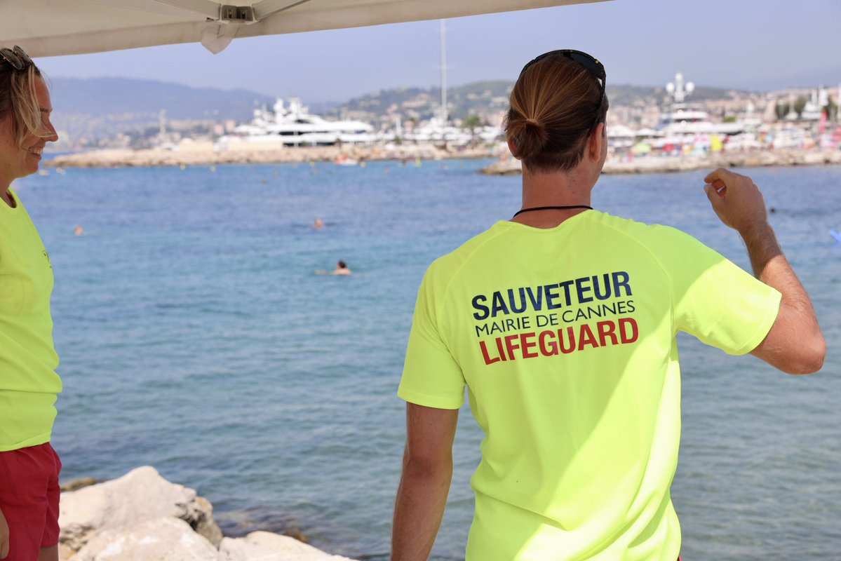 villecannes's tweet photo. 🔴 Comme chaque année, @davidlisnard a salué les agents, saisonniers et sauveteurs de de la SNSM qui veillent à la sécurité de la baignade sur notre littoral.
Aujourd’hui à Cannes Centre et Est et la semaine prochaine sur les postes de secours du boulevard du Midi. https://t.co/3TGhzfcjkx