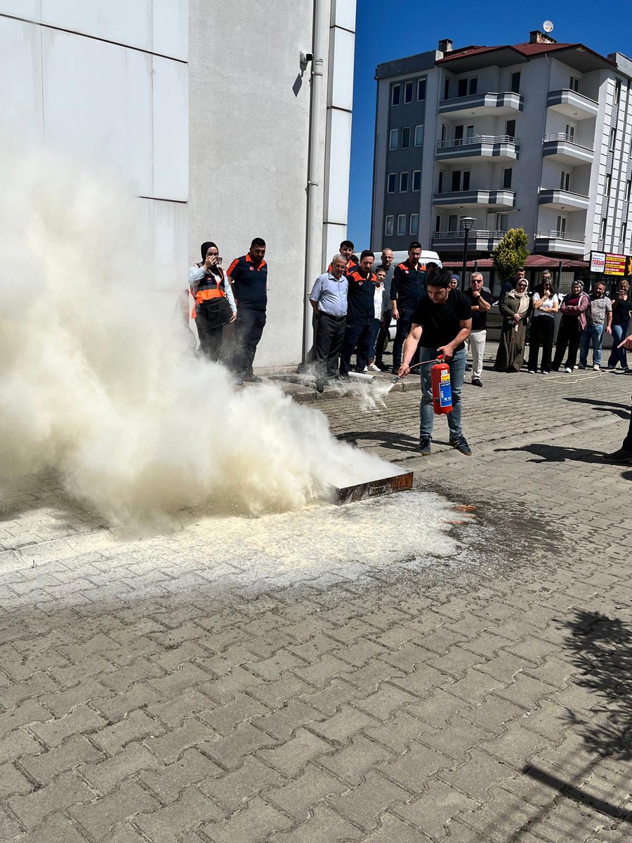 AFAD_Bartin's tweet photo. Müdürlüğümüz eğitmenleri tarafından Bartın Sosyal Güvenlik Kurumu İl Müdürlüğü personellerine yönelik; KBRN Farkındalık ve Şüpheli Posta Eğitimi, Yangın Farkındalık Eğitimi, Yangın Tahliye Uygulaması ve Yangın Söndürme Tatbikatı eğitimleri verilmiştir.
@afadbaskanlik
@AFADegitim https://t.co/MrBG3ZBHtE