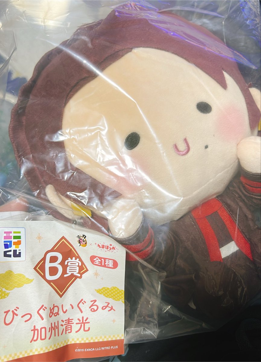 9i4Bx's tweet photo. 残業おわりのファミチキファミマ味キメるついでにとうらぶ一番くじ引いたらB賞だったよ😭✨✨疲労で無気力のおかげで物欲センサー働いてなかったのかもしれん✨う、うれしい…😭 https://t.co/4G62hPXpVM
