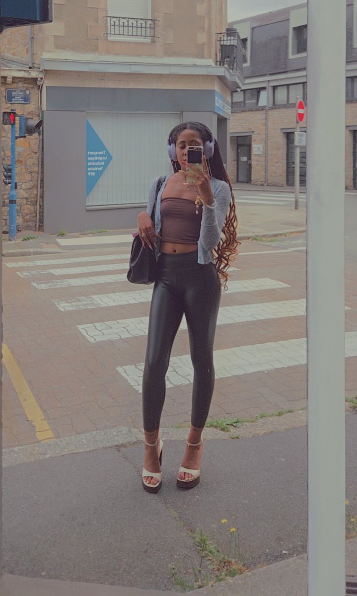 LisAphrodite972's tweet photo. ✨️Outfit of the day, avec le retour de mon leggings d'amour 🖤 https://t.co/Gt8l97krtw