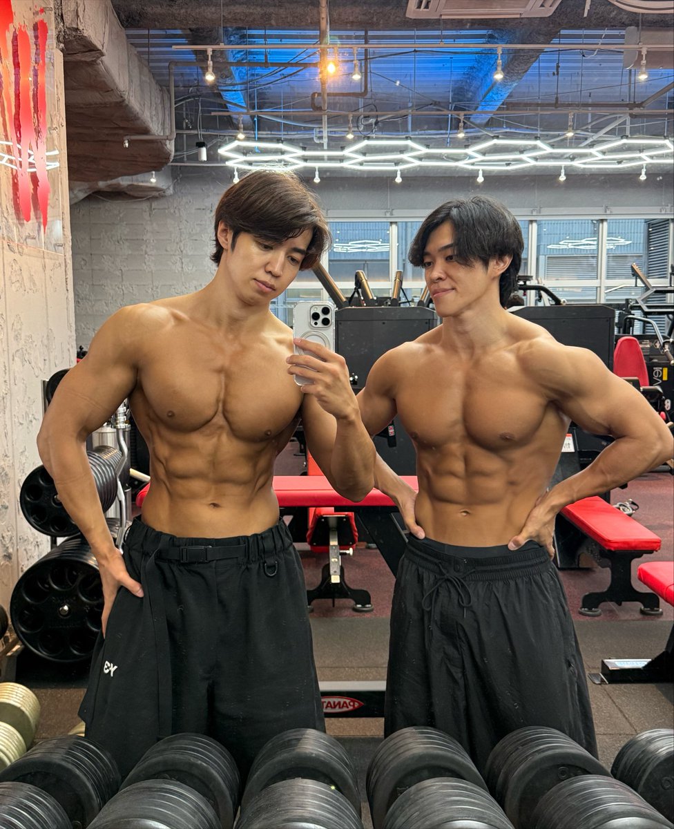 mametamacho's tweet photo. 今回減量後期でも重量がほぼ落ちてないし、むしろ種目によっては上がってる。

特にやってよかったことが以下4つ

・トレ前に炭水化物を多めに摂る
・トレ中の塩分摂取
・最低2,000kcal以上は摂って枯渇させない
・睡眠時間は6時間は確保

減量中に筋肉を落とさないコツはいかに強度を下げないかどうか https://t.co/fv1ncqYWbC