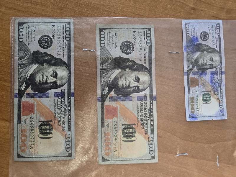 _Megiese's tweet photo. Zamienił sztuczne 100 dolarów na 400 prawdziwych złotych.

47-letni mieszkaniec Malborka postanowił wzbogacić się na rekwizytowej walucie i wszedł do lokalnej placówki pocztowej ze sztucznym banknotem 100-dolarowym. Za pierwszym razem plan wypalił, zdezorientowany pracownik dał się nabrać i wypłacił mu 400 złotych. 

Zachęcony łatwym zyskiem oszust wrócił do tego samego okienka jeszcze tego samego dnia z kolejną „stówką”. Tym razem jednak obsługa wykazała się czujnością, rozpoznała imitację i odprawiła go z kwitkiem. 

Zamiast ewakuować się z pola bitwy, mężczyzna ponawiał próby w kolejnych dniach. Przy czwartej wizycie pracownicy powiedzieli „dość” i na miejsce wezwali policję. Mężczyzna został zatrzymany, przyznał się do winy i usłyszał trzy zarzuty za oszustwo oraz usiłowanie oszustwa. Teraz grozi mu do 8 lat pozbawienia wolności.