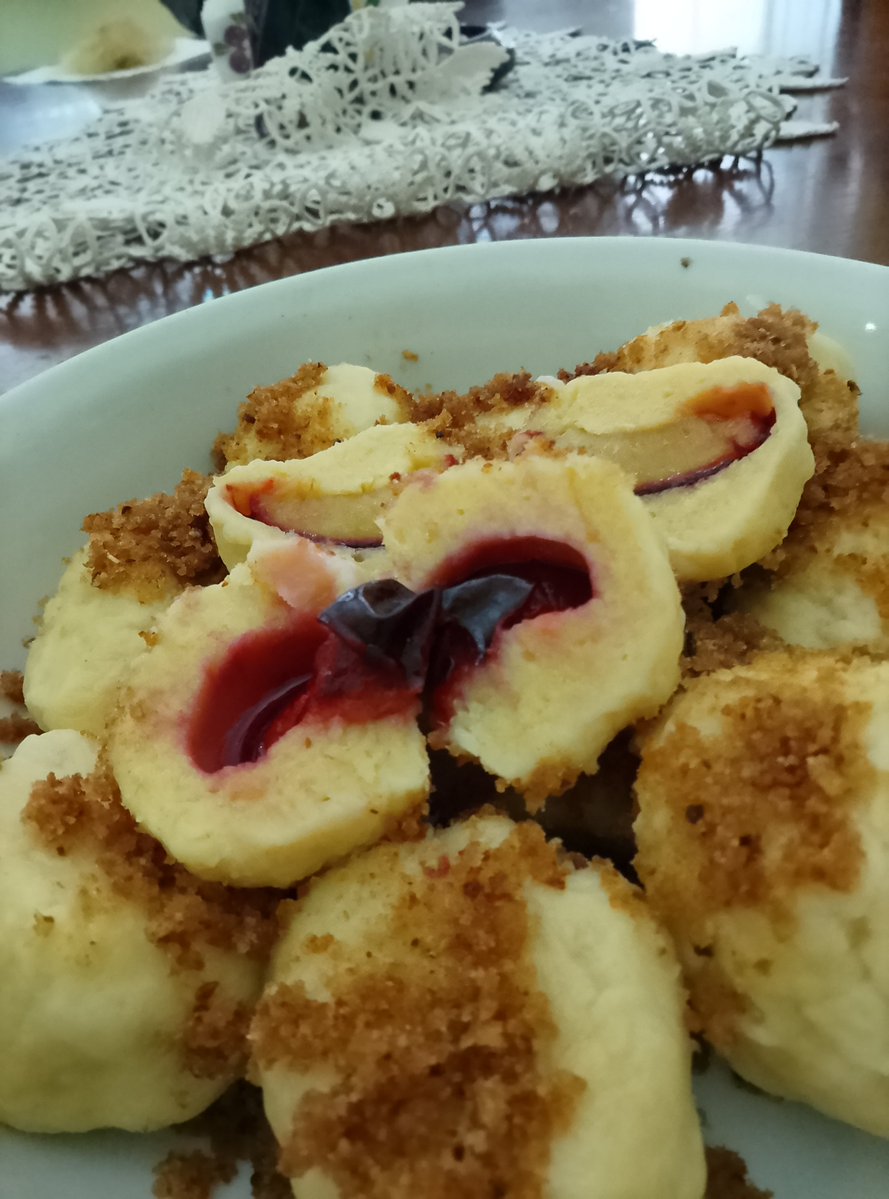 veselideda's tweet photo. Počeo deda da pravi gomboce a na kraju ispale kleNde sa šljivama. 
Pomešo recepte. https://t.co/EU9spQEWFE