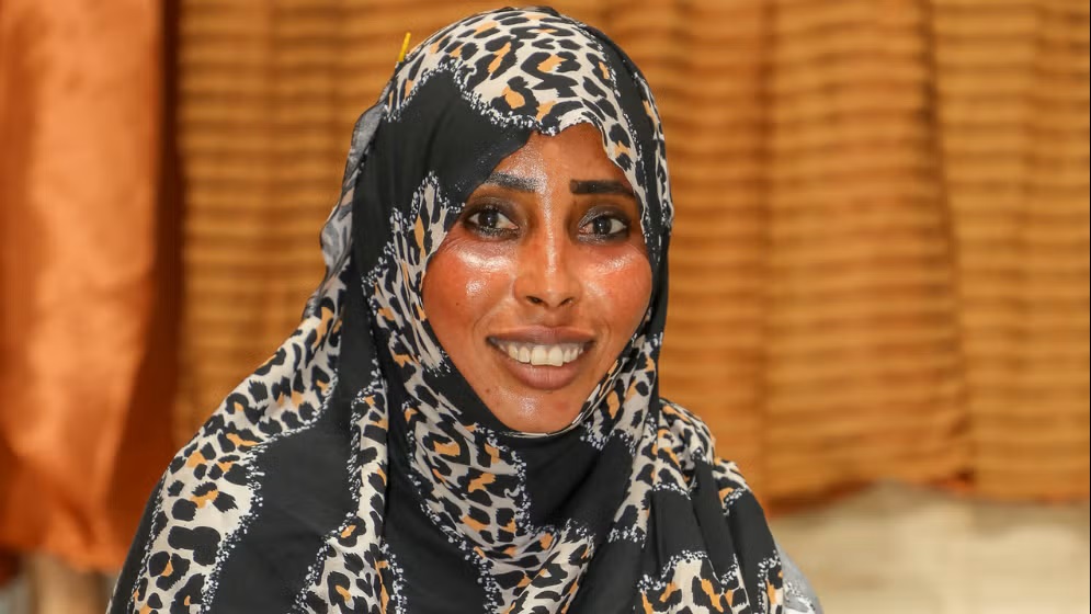 UNEthiopia's tweet photo. Sakina fled conflict, endured unimaginable loss, and arrived in #Ethiopia feeling hopeless. Today, she is rebuilding her life and helping fellow refugees as a translator in Ura camp.

Every life deserves a chance to rebuild.

⏩https://t.co/obKpFCR7V5 https://t.co/WWrSZECzHC