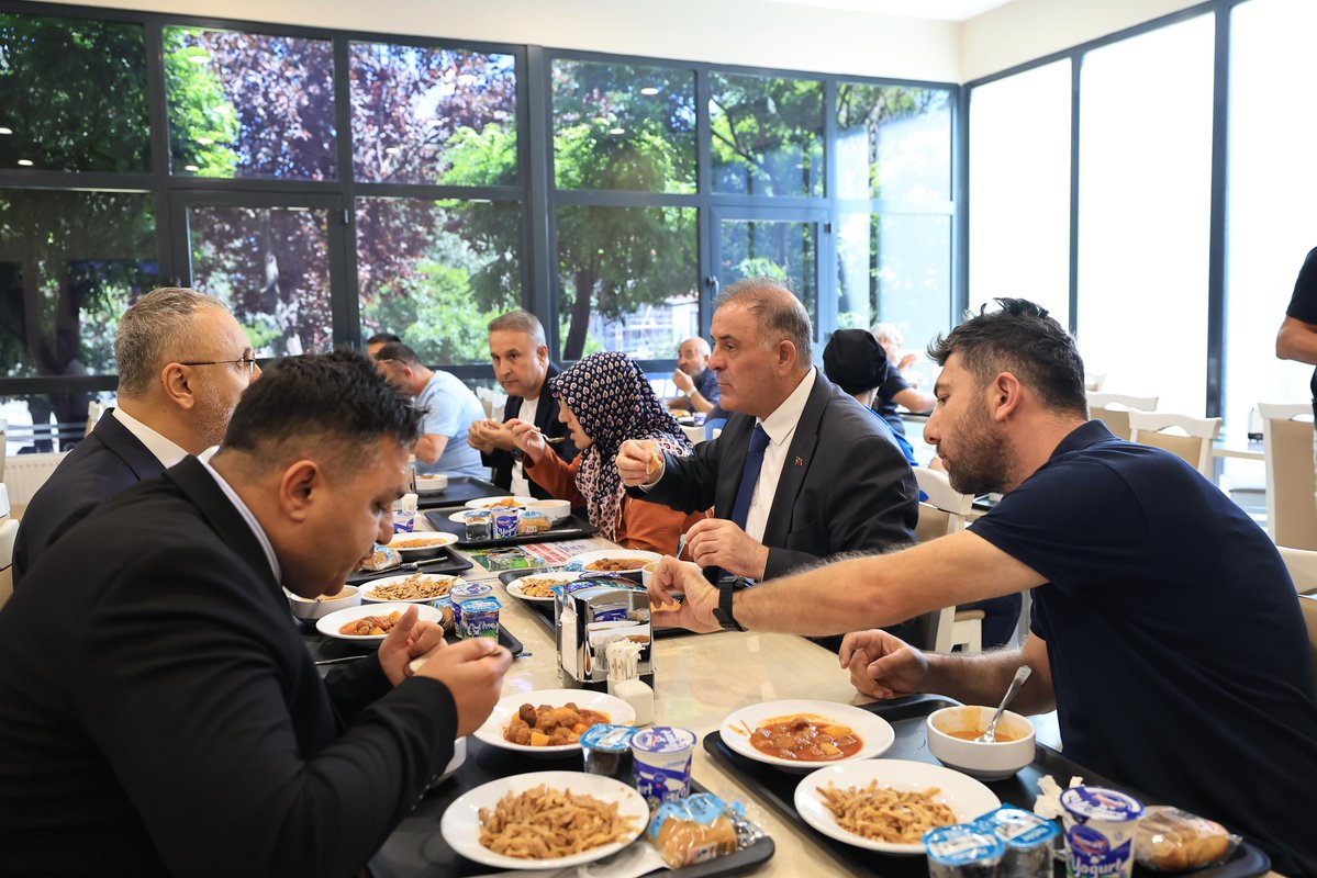 nuriaslan_tr's tweet photo. İstanbullularla soframız da bir, gönlümüz de bir. 

Bugün Eyüpsultan Kent Lokantamızda komşularımızla birlikte yemek yedik.

Kent Lokantalarımız, herkesin sağlıklı ve uygun fiyatlı yemeğe ulaşabildiği; dayanışmanın her gün yeniden kurulduğu sofralar olmaya devam ediyor. https://t.co/uBLaYAzMmj